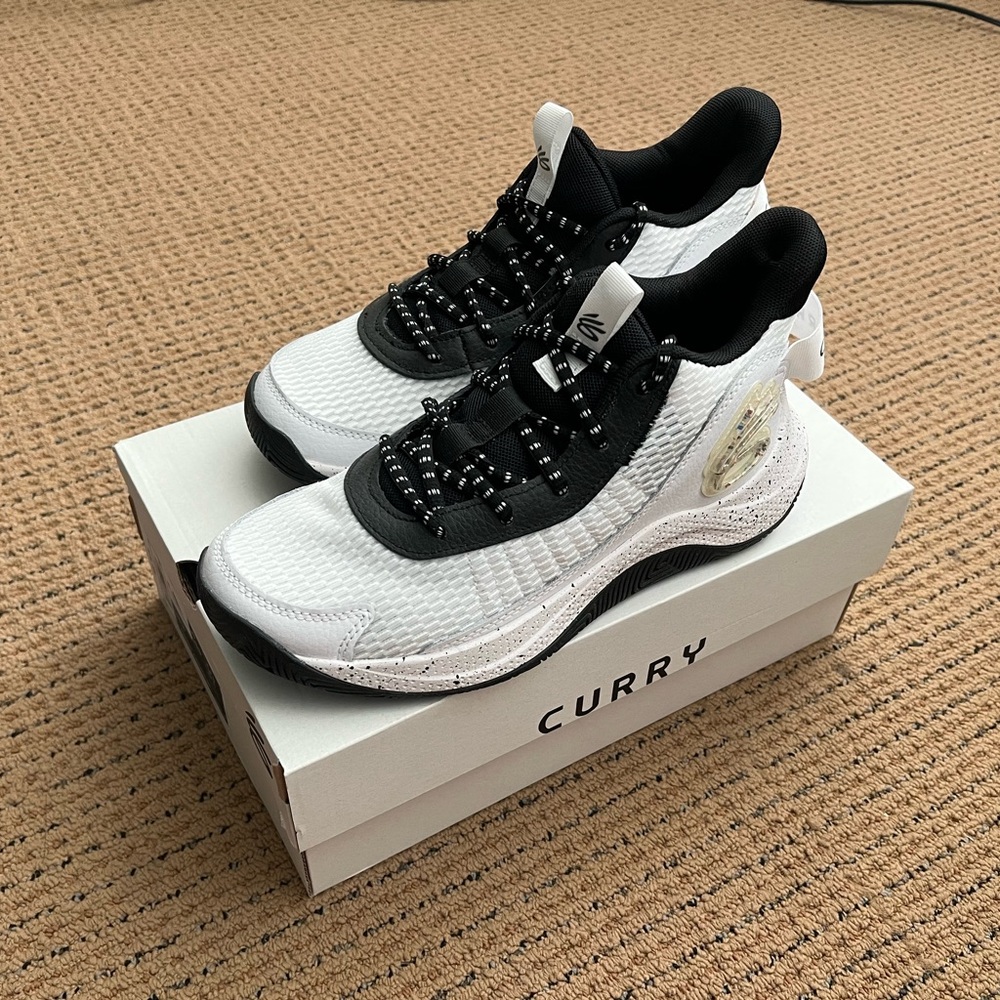 USED Men’s Under Armour Curry 327 Basketball Court Shoes White and Black